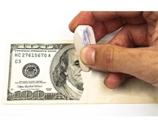 اقتصاددان: حذف دلار از مبادلات تجاری باعث کاهش هزینه ها می شود