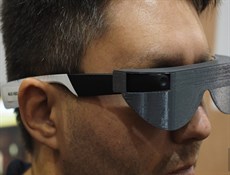 سرویس آیرا با استفاده از عینکهای هوشمند به کمک افراد نابینا می آید