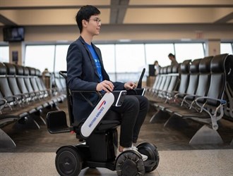 استفاده از ویلچرهای برقی خودران در فرودگاه‌ها