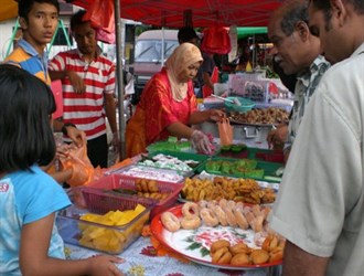"مالزی" بهشت رمضان/ از بازارهای محلی "پاسار مالام" تا آتش‌بازی‌های "هری رایا" + تصاویر