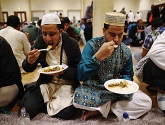 از قرآن به سر گرفتن در قلب لندن تا فطریه چهار پوندی مسلمانان انگلیس