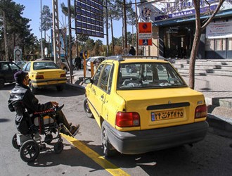 عدم رعایت حقوق معلولان در حمل و نقل شهری معضل فرهنگی است/ تلاش برای راه اندازی تاکسی ویژه نابینایان