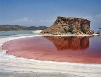 قرمز شدن دریاچه ارومیه نشانه حیات در آن است