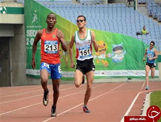 حمید اسلامی مدال طلای دوی 1500 متر مردان را بر گردن آویخت