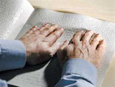 سقوط یک نابینا از پل عابرنصفه شده در ورامین و شکایت بهزیستی