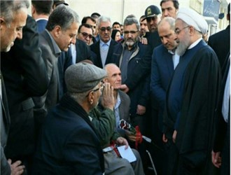رئیس جمهور با جانبازان گرگانی در خیابان دیدار کرد