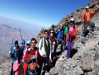 اشک ریزان روی قله/ گزارشی از صعود نابینایان کوهنورد هیأت تهران به بام ایران