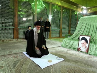 رهبر انقلاب در مرقد امام خمینی(ره) وگلزار شهدا حضور یافتند