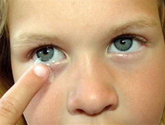 استفاده شبانه روزی از لنز چشمی موجب عفونت و نابینایی می شود